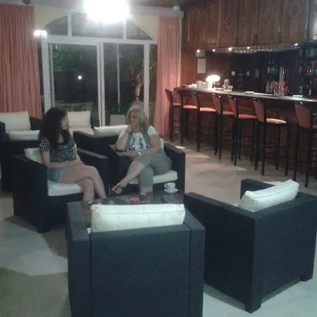 Paradise Hotel 2*